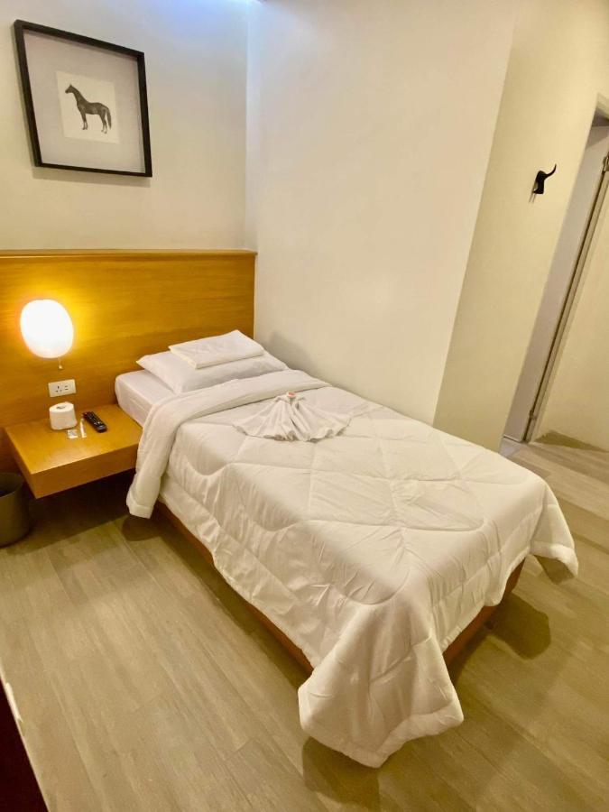 Aurora Suites Pasay Exterior foto